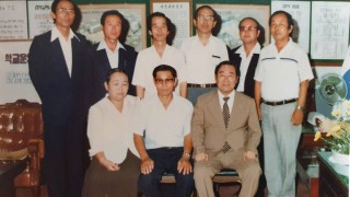 1981년 9월 경산여중.고 학교 관계자와 기념 촬영